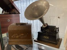 Mechanical Music: Edison Black Gem phonograph in original oak box retailed by Musikhaus Ruekmich,