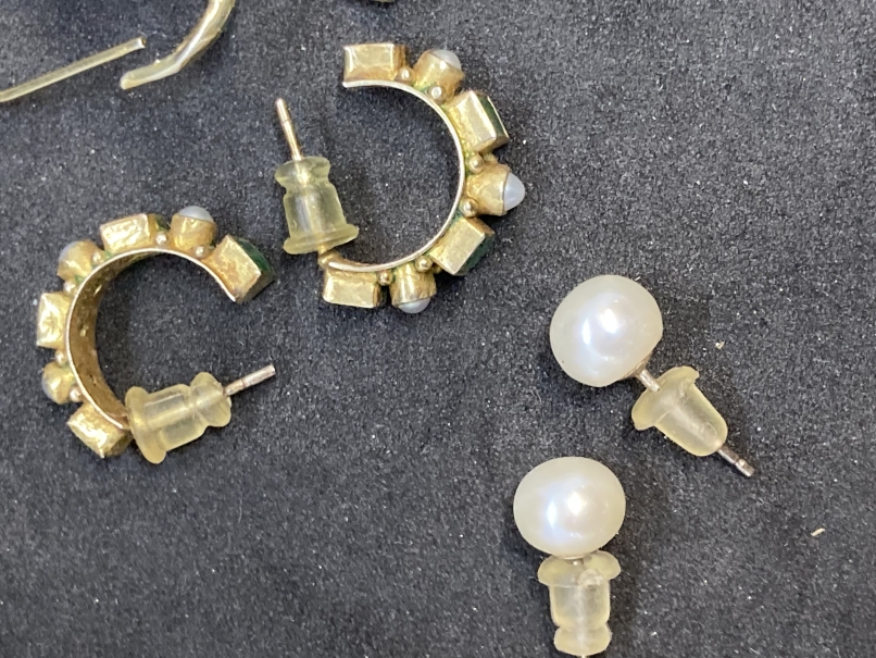 Jewellery: Yellow metal three pairs of silver gilt earrings plus a pair of cultured pearl earrings - Image 3 of 5