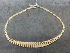 Hallmarked Jewellery: 9ct gold graduated fringe necklet. 16ins. Weight 23.6g.