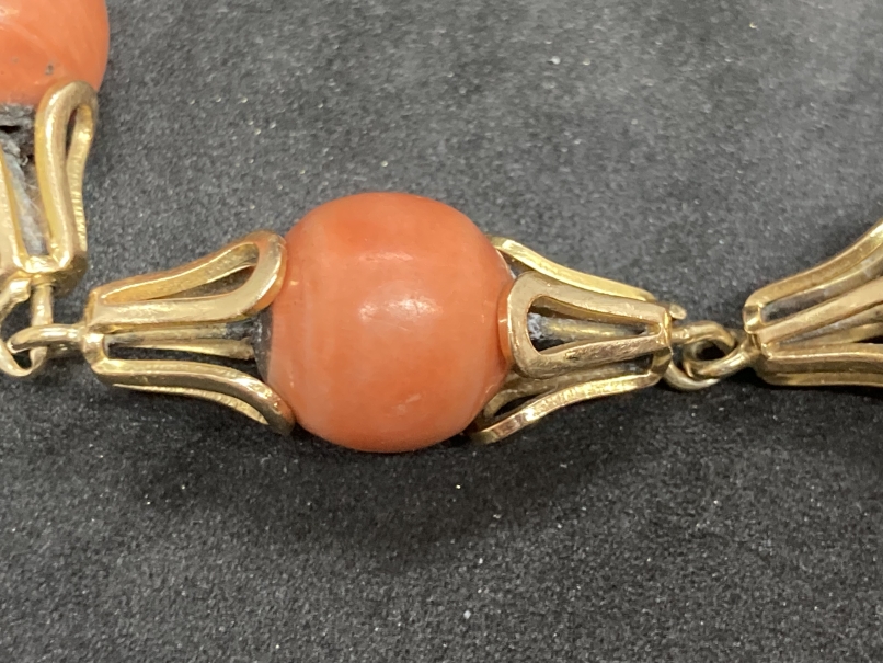 18ct gold and six 11.5mm evenly spaced coral beads as a bracelet. Weight 28.9g. - Image 2 of 2