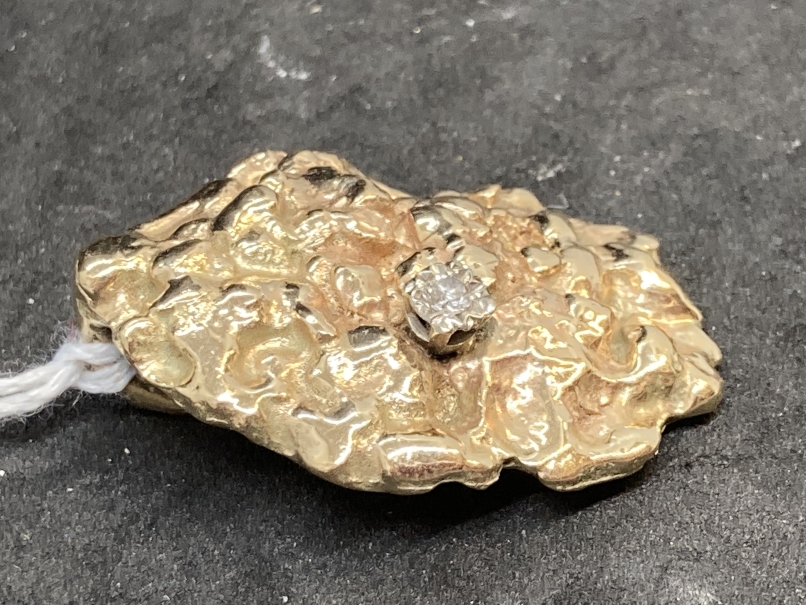 Hallmarked Gold: Pendant in the form of a nugget set with a solitaire diamond. Hallmarked 375 9ct. - Image 3 of 5