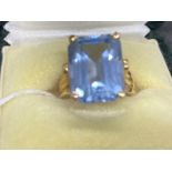 18ct gold ring set with a rectangular blue topaz, estimated weight 8.00ct. Weight 8.3g.