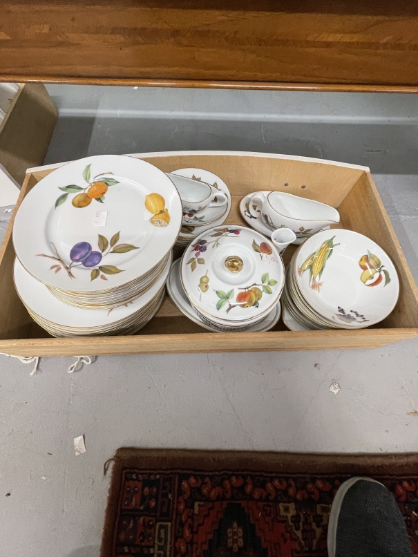 20th cent. Ceramics: Royal Worcester 'Evesham' dinner and tea service saucers x 19, coffee cups x 7, - Bild 2 aus 2