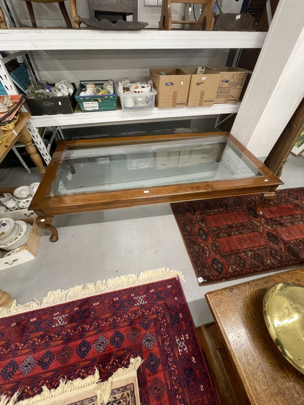 20th cent. Mahogany extremely large coffee table, the bevelled glass top with mahogany surround on - Bild 5 aus 5