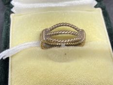 Jewellery: Yellow metal open rope dress ring tests as 9ct gold. Ring size M. Weight 3.5g.