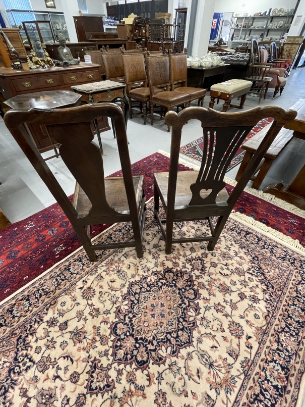 18th cent. Oak single side chairs one with pierced splat solid seat, square legs and cross - Bild 2 aus 2