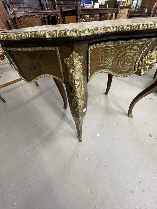 19th cent. French Boulle walnut serpentine writing table with gilt bronze mounts and brass inlay, - Image 6 of 6