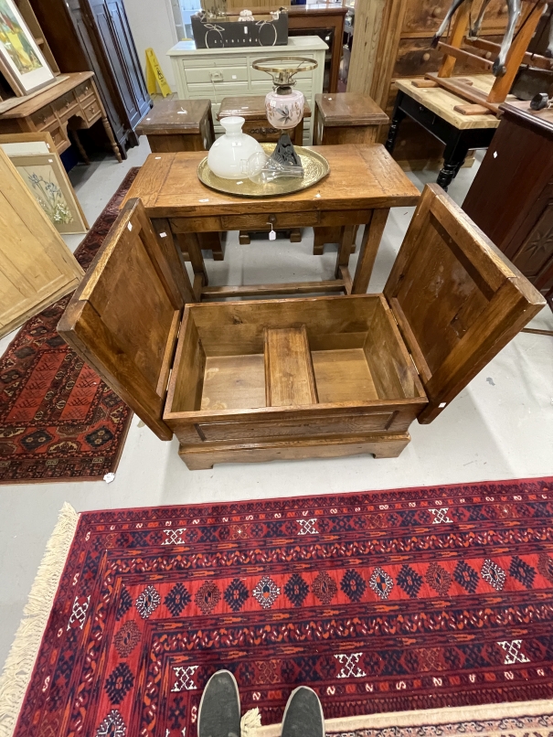 20th cent. Oak storage chest/coffee table with two opening flaps on a shaped base with bracket feet. - Bild 2 aus 3