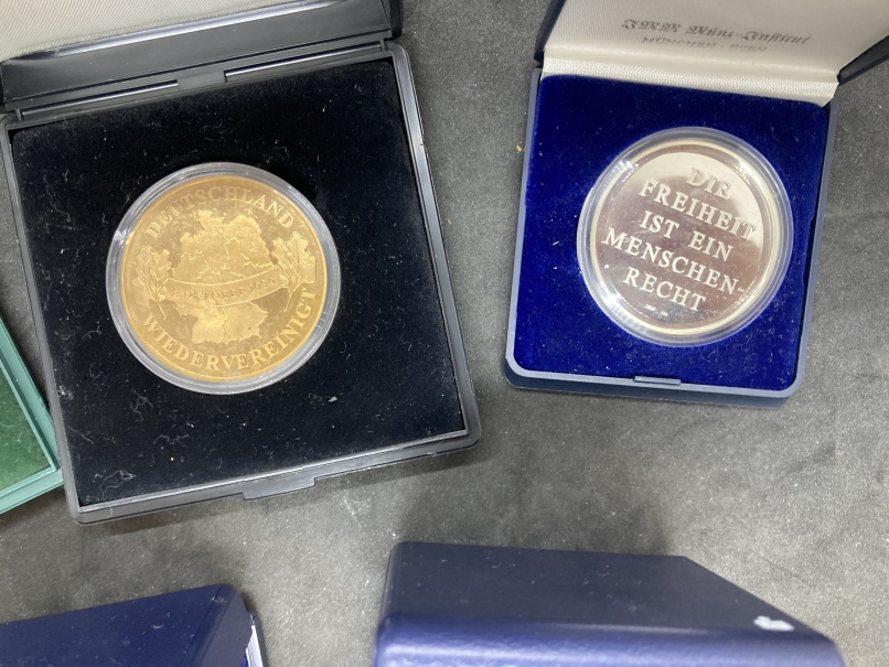 Germany Medallions 1989 fall of the Berlin Wall x 2, yellow metal Reunification 1990, plus two - Image 4 of 4