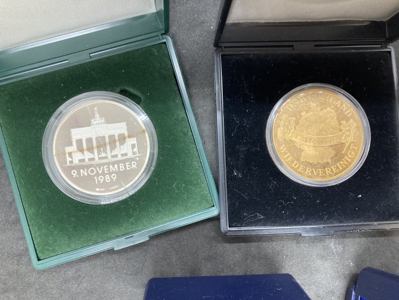 Germany Medallions 1989 fall of the Berlin Wall x 2, yellow metal Reunification 1990, plus two - Image 2 of 4
