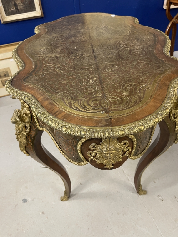 19th cent. French Boulle walnut serpentine writing table with gilt bronze mounts and brass inlay, - Image 3 of 6