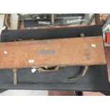 Hunting & Shooting: Leather gun case, no makers details, felt lined interior, rectangular. 32ins.