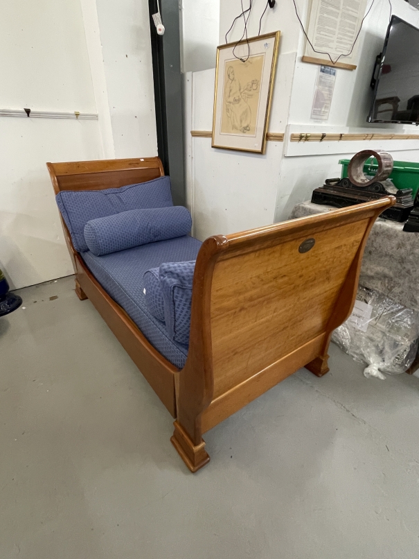 20th cent. Cherry wood sleigh end day bed bears makers label Simon Horn Furniture, London. 58ins. - Image 2 of 2