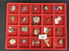 Militaria: Pin badges, cap badges, sweetheart brooches, etc. In hallmarked silver, white and
