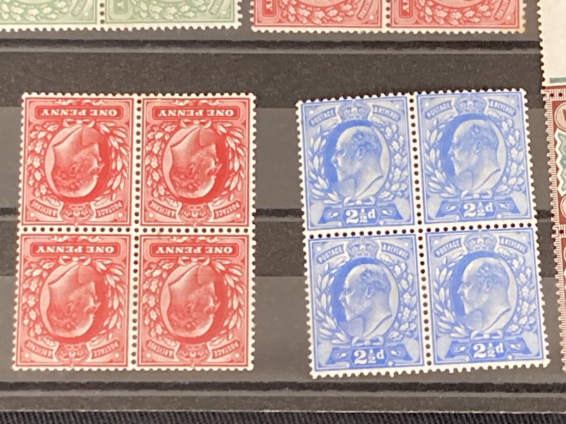 GB Stamps: King Edward VII 1902-10 unmounted mint SG218 yellowish green block of four, SG219 1d - Image 3 of 4