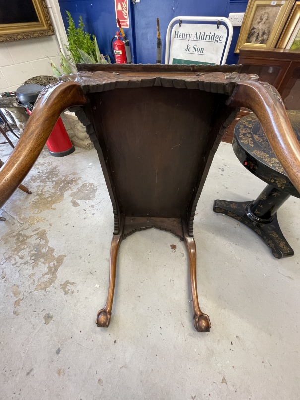 Late 19th/early 20th cent. Oak side table of good quality with stylised classical figures to the - Image 3 of 3