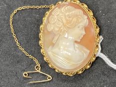 Hallmarked Jewellery: 9ct gold oval shell cameo brooch depicting lady's head left handed profile