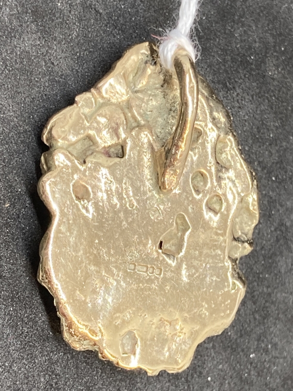 Hallmarked Gold: Pendant in the form of a nugget set with a solitaire diamond. Hallmarked 375 9ct. - Image 4 of 5