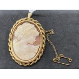 Jewellery: Yellow metal oval shell cameo brooch/pendant depicting lady's head left hand profile with