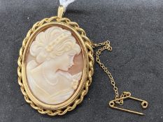 Jewellery: Yellow metal oval shell cameo brooch/pendant depicting lady's head left hand profile with