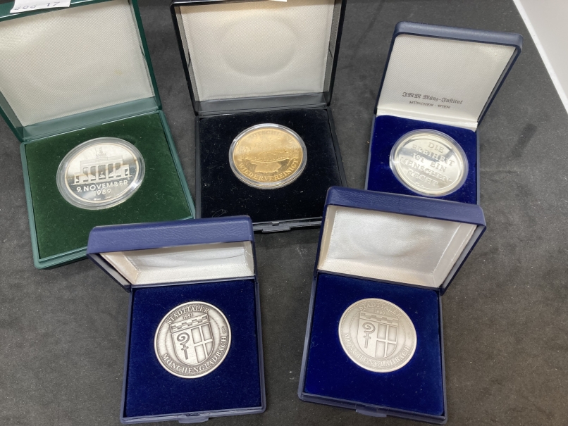 Germany Medallions 1989 fall of the Berlin Wall x 2, yellow metal Reunification 1990, plus two