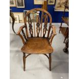 19th cent. Windsor chair in yew wood with elm seat, low back with bullseye splats, turned legs