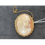 Hallmarked Jewellery: 9ct gold oval shell cameo brooch depicting a lady's head with rope and