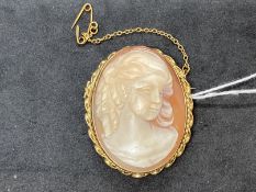 Hallmarked Jewellery: 9ct gold oval shell cameo brooch depicting a lady's head with rope and