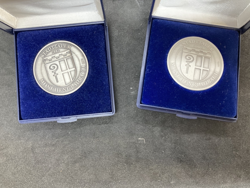 Germany Medallions 1989 fall of the Berlin Wall x 2, yellow metal Reunification 1990, plus two - Image 3 of 4