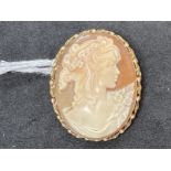 Hallmarked Gold: Carved shell cameo brooch. Weight 6.5g.