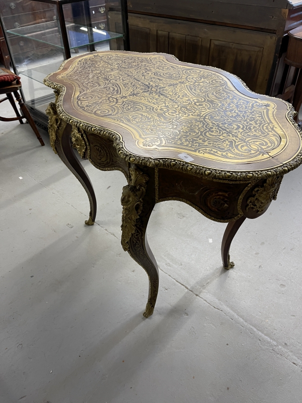 19th cent. French Boulle walnut serpentine writing table with gilt bronze mounts and brass inlay, - Image 2 of 6