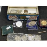 Gold: 9ct gold nib in leather case and a collection of coins to include an American 1922 Dollar,