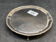 Hallmarked Georgian Silver: Card tray with gadroon pattern border on three claw feet, hallmarked