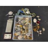 Jewellery: Collection of costume jewellery to include brooches, necklets, shell cameos, etc.