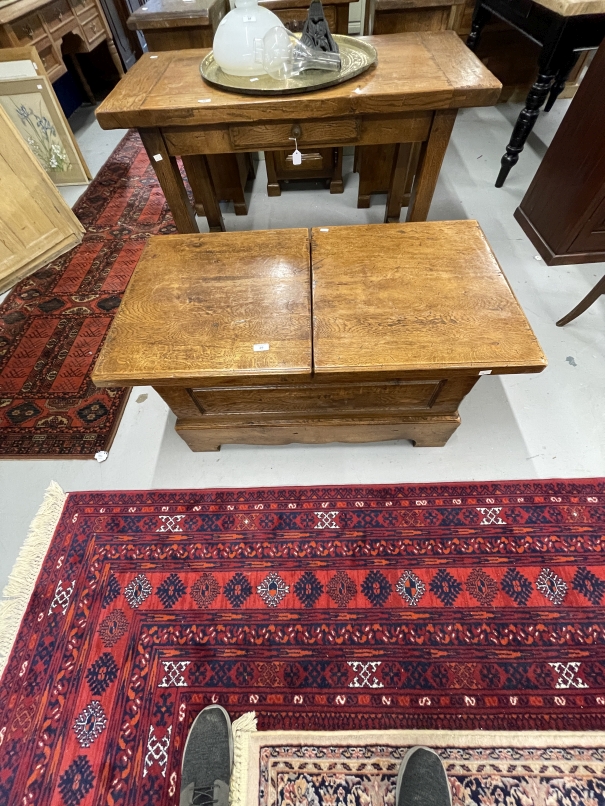 20th cent. Oak storage chest/coffee table with two opening flaps on a shaped base with bracket feet.