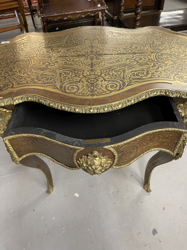 19th cent. French Boulle walnut serpentine writing table with gilt bronze mounts and brass inlay, - Image 4 of 6