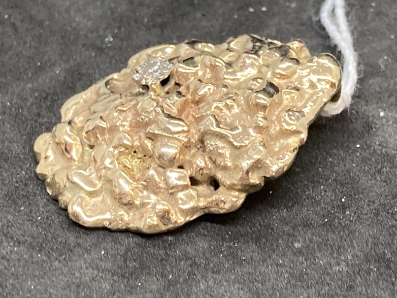 Hallmarked Gold: Pendant in the form of a nugget set with a solitaire diamond. Hallmarked 375 9ct. - Image 2 of 5