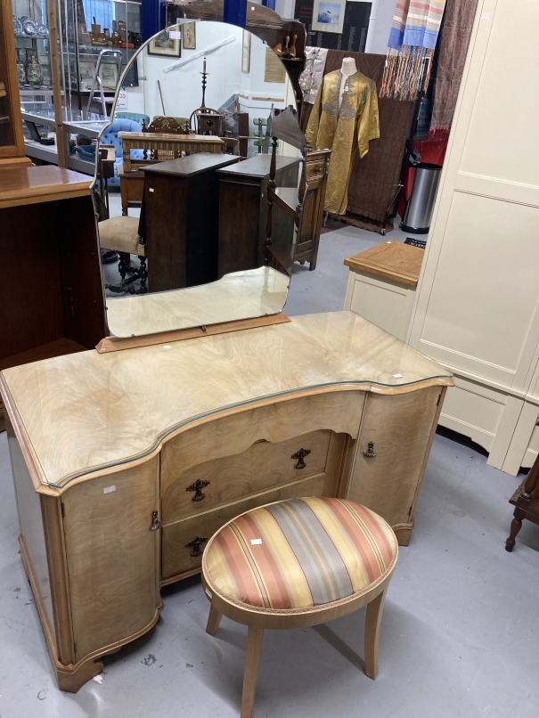 20th cent. Art Deco style dressing table with mirror above three drawers flanked by scroll shaped - Image 3 of 3