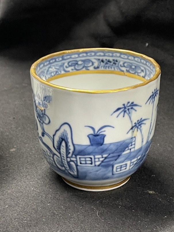 Chinese porcelain Qianlong period c1785 blue and white saucer, tea bowl and cup, house with palm - Image 3 of 4