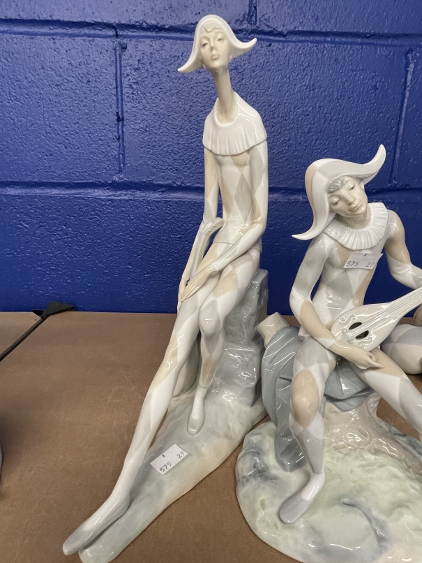 20th cent. Ceramics: Lladro Sad Harlequin figure 4558, 14½ins. Seated Harlequin figure playing a - Bild 3 aus 3