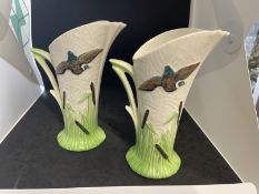 20th cent. Ceramics: Art Deco jugs decorated with bulrushes and flying ducks, a pair. Approx. 9ins.