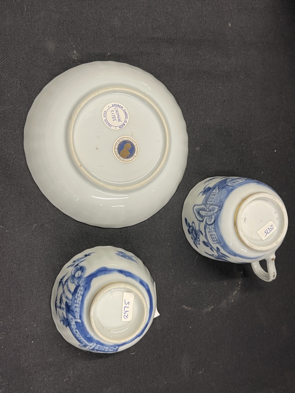 Chinese porcelain Qianlong period c1785 blue and white saucer, tea bowl and cup, house with palm - Image 4 of 4