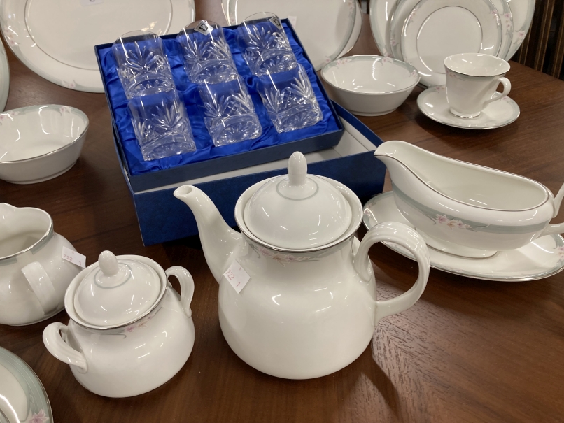 Royal Doulton: 20th cent. Vogue collection 'Sophistication' tea set comprising plates x 6, side - Image 2 of 3