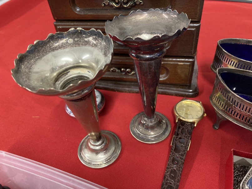 Costume Jewellery & Silver Plate: Small jewellery box in the form of a chest of drawers and two - Image 4 of 5