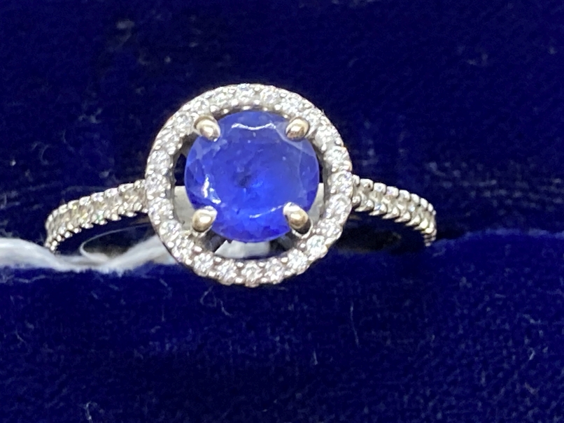 Jewellery: White metal ring in the form of a halo centre set with a circular cut tanzanite, - Image 2 of 4