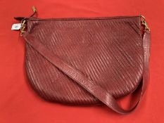 Fashion/Handbags: Gucci red leather shoulder bag horizontal stick design, leather lining, silk lined