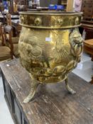 Brassware: Early 20th cent. Brass coal bucket with lion mask handles embossed with a basket of