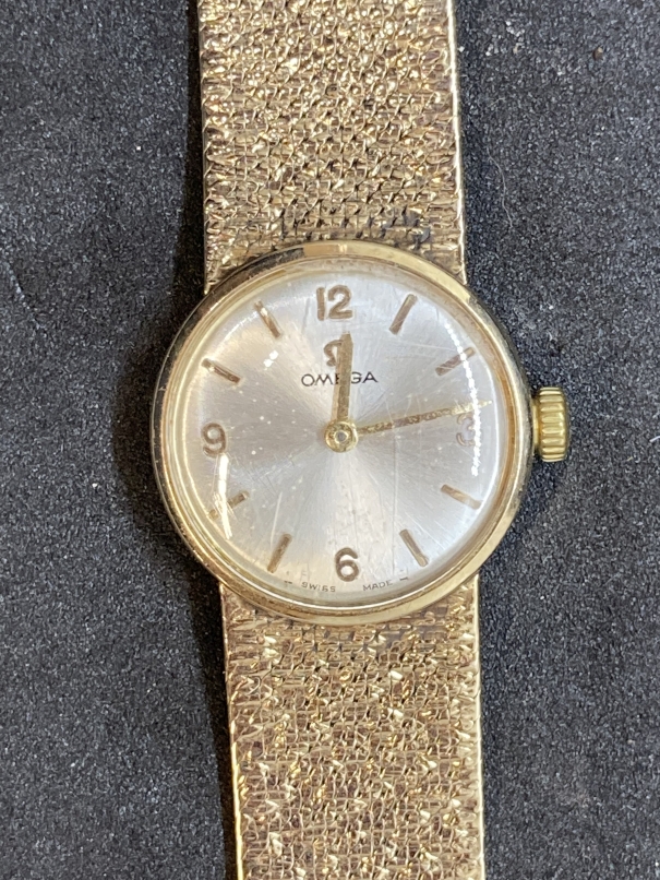Watches: Ladies 9ct gold Omega bracelet watch, round silver coloured dial. Total weight 28.8g.