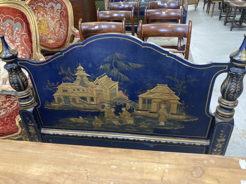 20th cent. Chinoiserie single bed with both head and foot board decorated in poly chrome relief in - Image 4 of 6