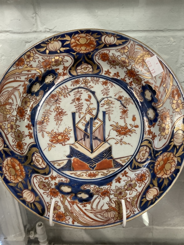 18th cent. Japanese Arita porcelain plates Edo period decorated in underglaze blue, iron red and - Image 2 of 3